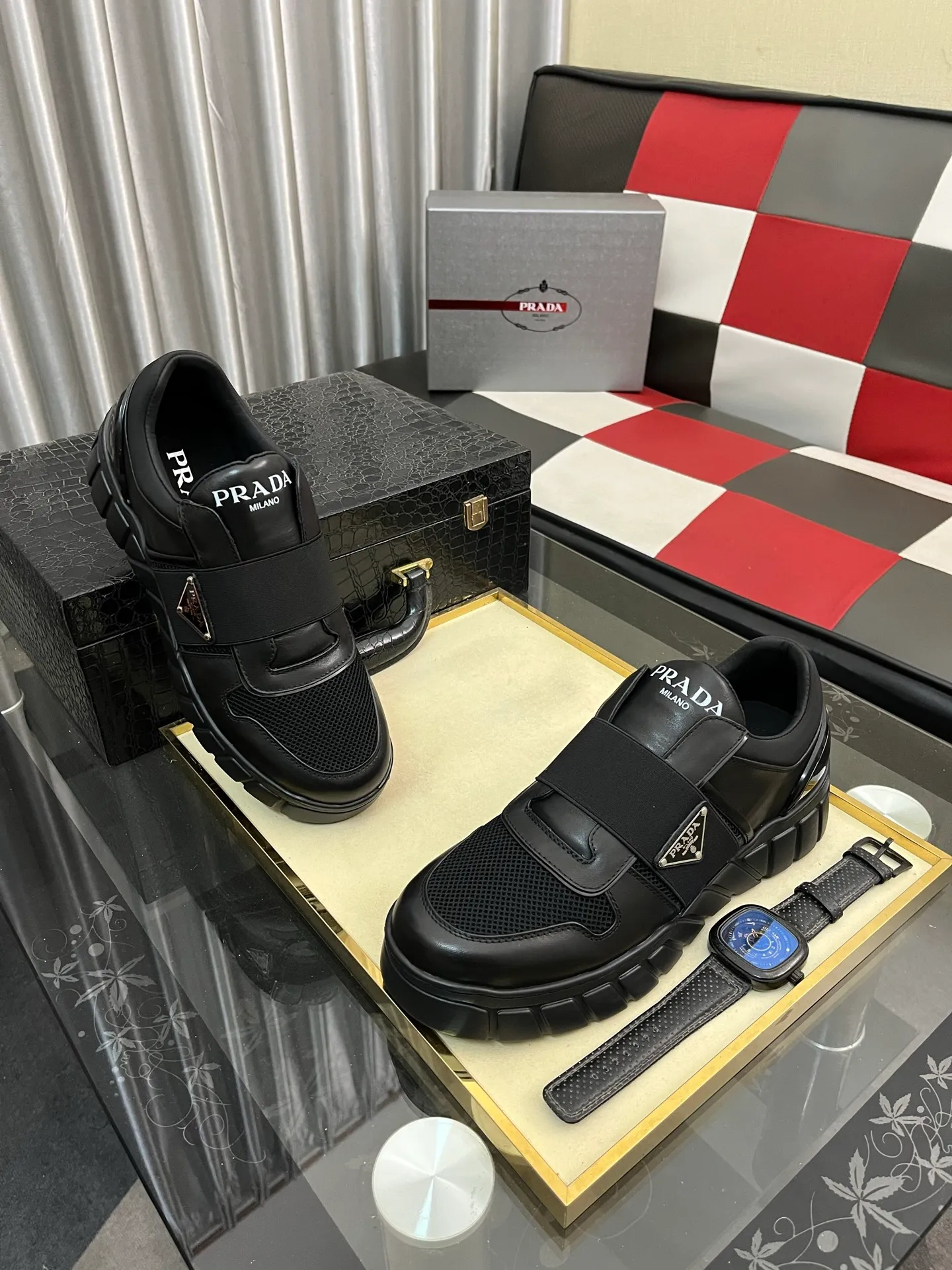 Men's shoes 💰: 560⌚⌚ high version. High-quality new PRADA counters are launched simultaneously. The new men's shoes and 😘 fabrics are selected from first-layer cowhide. Lining: Imported cowhide leather lining. 👍🏿High-end☄️Open-molded non-slip rubber outsole, exquisite lines, simple and elegant, comfortable and high-end for leisure travel. Number of yards: 38 to 44. (Can be customized for 45 non-refundable)